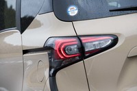 リアコンビランプも新デザインとなっており、従来はユニットの形状に合わせてV字型に発光していたものが、写真のようなパターンに変更された。