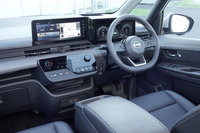 すっきりとしたデザインでまとめられた運転席まわり。シフトセレクターは電動式で、写真のセンターディスプレイは12.3インチ。