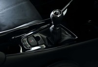 6段MTモデルのシフトレバー。発進アシストやブリッピング機能はレバー後方のボタンでオン/オフが可能。