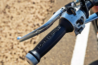 「ROYAL ENFIELD」のロゴが施されたハンドルグリップ。スイッチボックスは鋳造アルミ製で、シックな雰囲気を漂わせている。