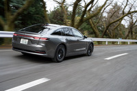 「リアコンフォート」モードはダンパーの伸びがスタンダードよりもゆっくりになるようだ。上下動が小さくなることが如実に感じられた。