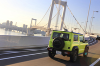 「ジムニーシエラ」は、高速走行時にストレスを感じさせないパワートレインの特性と、ワイドトレッドならではの走行安定性の高さが、「ジムニー」との大きな違いだった。