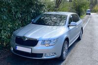 フォルクスワーゲン グループのシュコダによる2代目「スペルブ」。ウクライナのナンバープレートを掲げていた。2022年4月、シエナで撮影。