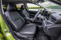 今回の試乗車で選択されていた本革表皮のシートは、LEDヘッドランプや本革巻きステアリングホイールなどとセットになるオプション。4WDモデルの前席にはシートヒーターが標準装備されている。