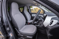 ヘッドレスト一体型となる「トゥインゴS」のファブリックシート。シートのセンター部やステアリングホイールのスポーク部、インストゥルメントパネルやエアコンの吹き出し口の周囲、ドアパネルなどがホワイトでコーディネートされている。