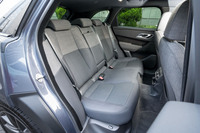 後席は座面も背もたれも立派なサイズで、窮屈感はまるでない。センタートンネルが高くて太いので3人掛けはちょっと厳しい。