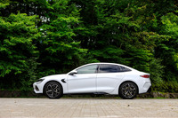 ボディーの全長は4800mm。「メルセデス・ベンツCクラス」や「BMW 3シリーズ」などがサイズ的なライバルになる。