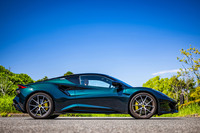 「エミーラ ファーストエディション」のボディーサイズは全長×全幅×全高=4413×1895×1226mm、ホイールベースは2575mm。外寸はV6エンジン車と変わらないが、日本仕様車の車両重量はV6エンジン車よりも53kg軽い1446kgと発表されている。