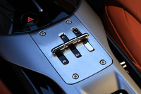 8段DCTのセレクターはかつてのHパターンを思わせるスタイル。左からリバース、オート/マニュアル変速の切り替え、ローンチコントロールのスイッチと並んでおり、ドライブは右のステアリングパドルを引いて選択する。