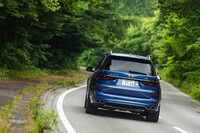 エアサスペンションは上下40mmの幅で車高調整が可能。ドライブモードに応じて自動的に変わるほか、任意の操作もできる。