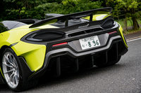 ボディー後端に装備される固定式のリアウイング。リアディフューザーは、マフラーを上方排気としたことで、より幅広で、かつ奥行きのある形状とすることが可能となった。