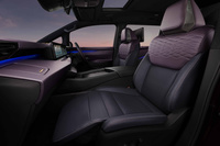 おもてなしの心は助手席にも。現行モデルと同様に、こちらの席にもオットマンが用意されている。