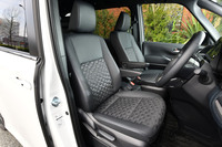 「S-Z」に装備される合皮とファブリックのコンビシート。前席にはシートヒーターが標準で備わっている。