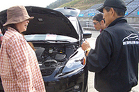 走行の前後、CX-7を前にして参加者たちが川崎主査を質問攻めに。北米マツダ・デトロイト・オフィスに10年間の勤務経験がある川崎主査。クロスオーバーSUVのプロである。