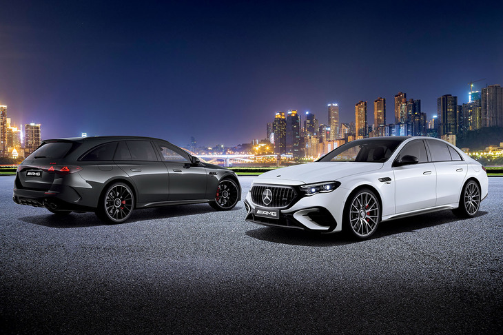メルセデスAMG E53ハイブリッド4MATIC+エディションナイトカーボン。写真右から「セダン」と「ステーションワゴン」。