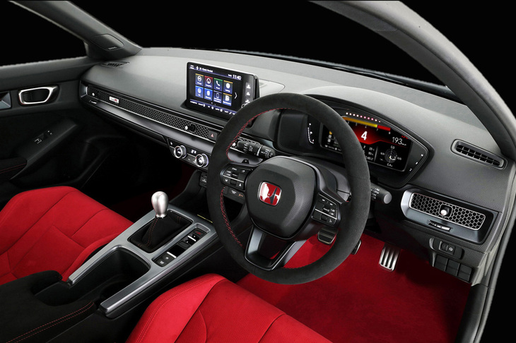 赤と黒のハイコントラストによって「クルマに乗り込むときの高揚感と運転時の集中できる空間」を表現したと紹介される「シビック タイプR」のインテリア。アルカンターラ巻きのステアリングホイールやアルミのセンターコンソールパネルとシフトノブは同モデル専用のアイテムだ。