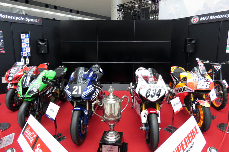 こちらでは、鈴鹿8時間耐久ロードレースのトロフィーとともに、さまざまなカテゴリーで活躍する競技車両が展示されている。