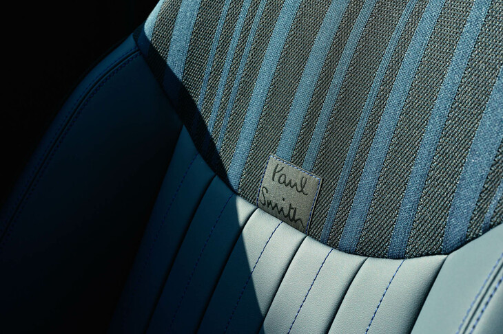 べスキンのナイトシェードブルー表皮で仕立てられるシートのショルダーとヘッドレスト部に、ニット素材のテキスタイルを使用している。