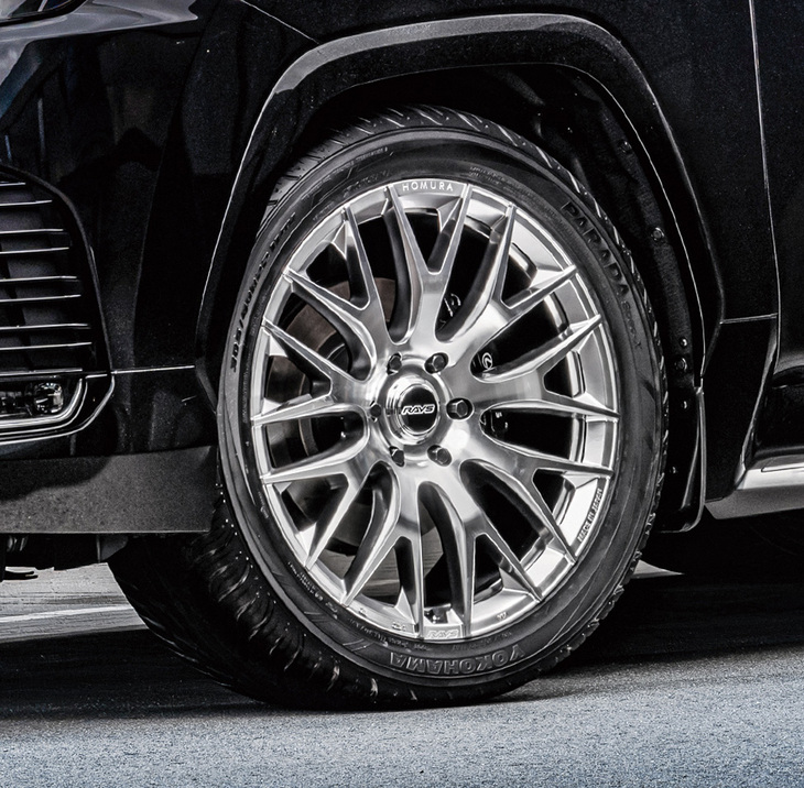 新製品「2×9R」は、ホムラのフラッグシップ「2×9」のデザインを継承。新たな要素として五角形のモチーフが採用されている。