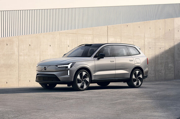 ボルボEX90:ボルボは「XC90」ですでに大型SUVをラインナップしているが、電気自動車の「EX90」はさらにその上を行く。全長5.04m、パワートレインには480PSと517PSの2種類があり、2.8tの重量に耐えられる。