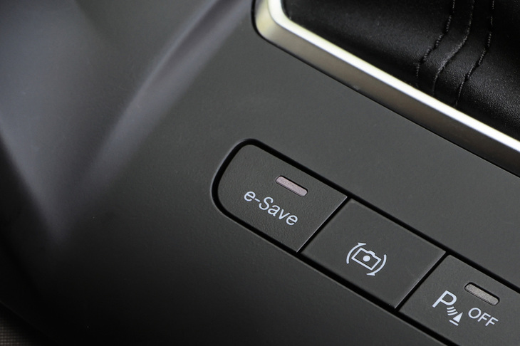 バッテリーはフレキシブルな使用が可能で、残量をセーブしながら走ったり、エンジンで充電しながら走行したりできる。充電レベルも40%、60%、80%の3段階から選べ、「幹線道路であらかじめ充電しておいて、自宅付近ではEV走行して静かに帰宅する」といった使い方も可能だ。写真は、「バッテリー節約」モードや「バッテリー充電」モードの呼び出しに使う「e-SAVE」スイッチ。