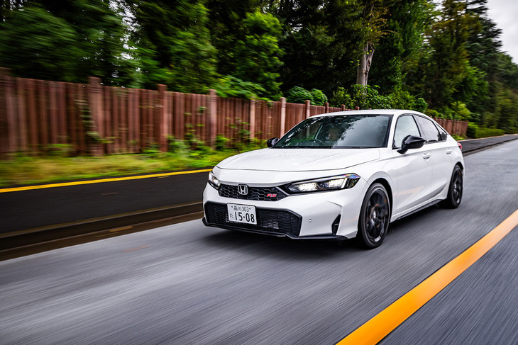 アルミホイールやヘッドランプガーニッシュ、ドアミラー、シャークフィンアンテナなどをブラックでコーディネートする「シビックRS」のエクステリア。足まわりも専用に強化され、コイルスプリングのバネレートは従来比でフロントが2割、リアが3割ほど高い設定になっている。