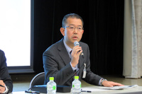 質疑応答において、新型CVTの特徴について説明する第1駆動・EHV設計部 CVT設計室の原島 照室長。