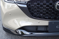 ブラックメッキのシグネチャーウイングとグロスブラックのグリルが目を引く「CX-5レトロスポーツエディション」のフロントフェイス。