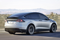 「テスラ・モデルX」のリアクオータービュー。
渕野「シンプルなボディーにでっかいキャビンというのがテスラの特徴なんですよ」
ほった「車格感が全然ないんで、正直、私はピンときませんがね。だって、コレがランクル級の大型SUVだって言われても、ねぇ?」
清水「ほった君はメルセデス・ベンツのデザインの回でも、同じようなことを言っていたよね。ブレないねぇ」