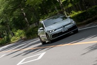 スポーツサスペンションとプログレッシブステアリングレシオは「Rライン」専用。ステアリングのロックトゥロックは2回転。