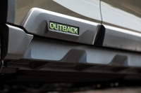 エクステリアでは「OUTBACK」のロゴなど、各所にエナジーグリーンのアクセントが施される。