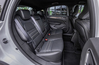 フロントシートに準じた表皮デザインが採用されるリアシート。背もたれには60:40の分割可倒機構が備わっている。リアとリアサイドのガラスはプライバシーガラスになっている。