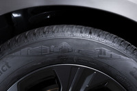 サイドウォールには非降雪エリアの都市部をイメージしたイラストが描かれる。「オールシーズン・コンタクト」はこうした地域で暮らす人々に高い安心感と利便性を提供すべく開発されている。