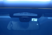 ルームミラーの裏側には先進安全運転支援システムに用いられる、広角~望遠までの3つのカメラが備わる。