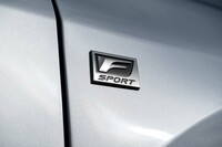 「RX500h」のトリムグレードは最もスポーティーな“Fスポーツ パフォーマンス”のみの設定となる。