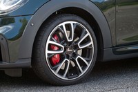 切削加工が施された18インチアルミホイールは「ジョンクーパーワークストリム」に含まれている。