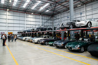 倉庫には500台近くのヒストリックカーが保管されていた。