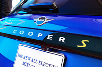 BMWが「MINIクーパー3ドア」を発売 日本での量販モデルとして初の電気自動車を設定の画像