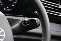 シフトセレクタースイッチをステアリングコラムの右側に配置。レバーを上に回すと「D」および「S」が、下に回すと「R」がセレクトできる。