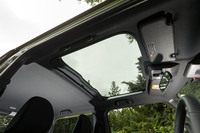 全グレード標準装備となる「スカイフィールトップ」。ルーフがキャビンの前方まで伸びたスタイリングとも相まって、ガラスルーフは前席乗員の視界に入りやすい位置まで広がっており、車内に相当な開放感をもたらしている。