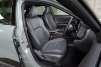 最低地上高の拡大によってさらに乗り込みやすくなった。前席はヒーターもベンチレーションも完備だ。