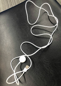 「アップルウオッチ」の充電ケーブルは長すぎてかさばるのが欠点。「シリーズ2」では1mに短縮されたものの、初代モデルではなんと2mもあった(写真)。