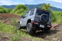 アイドリングストップは2Hモードでの走行時のみ作動。トランスファーレバーで4Hや4Lを選ぶと、機能がカットされる。