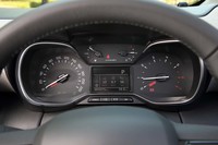 計器盤には、大小4つのメーターが並ぶ。中央は液晶のマルチインフォメーションディスプレイ。