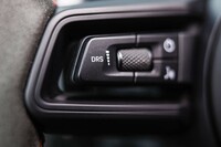 「911 GT3 RS」には、走行シーンに合わせてリアウイングの角度を変えられる機能「DRS」が備わる。(写真はステアリングスポーク上の操作スイッチ)