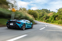 最高速は325km/hで0-100km/h加速のタイムは3.2秒。乾燥重量をベースとしたパワーウェイトレシオは2.15kg/PSと公表されている(車検証記載重量は1700kg)。