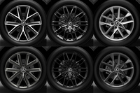 写真は左列が「クール」、中央列が「リラックス」の18インチホイール。「ビスポークビルド」ではこれら4本に加え、右列の17インチアルミホイールも選択できる。タイヤサイズは18インチ仕様が225/55R18、71インチ仕様が225/60R17だ。