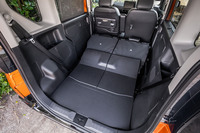 後席のスライドおよびリクライニング、シート格納は、荷室側からも操作が可能となっている。写真は後席をすべて折りたたんだ様子。