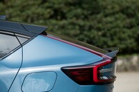 大胆に寝かせられたテールゲート。水平からの角度は20度ほどしかない。