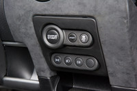 ダッシュボードの右端に備わる操作パネル。走行モード切り替え機構の操作や横滑り防止装置のオン・オフなどはここで操作する。